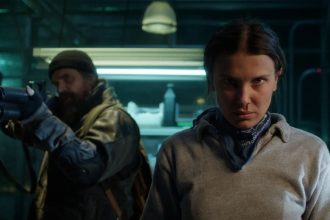 Millie Bobby Brown e David Harbour na série "Stranger Things” (Foto/Netflix)