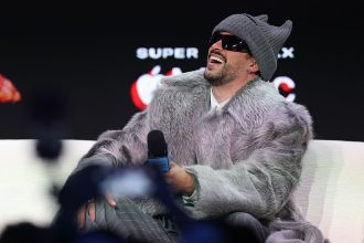 Bad Bunny participa de coletiva antes do Super Bowl — Foto: Ishika Samant/Getty Images