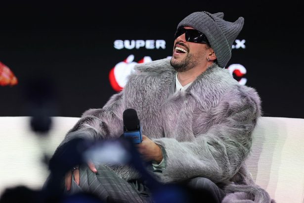 Bad Bunny participa de coletiva antes do Super Bowl — Foto: Ishika Samant/Getty Images