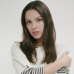 O mundo está ouvindo Olivia Rodrigo: cantora segue com 13 faixas na parada global
