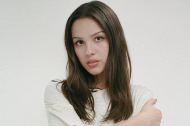 O mundo está ouvindo Olivia Rodrigo: cantora segue com 13 faixas na parada global