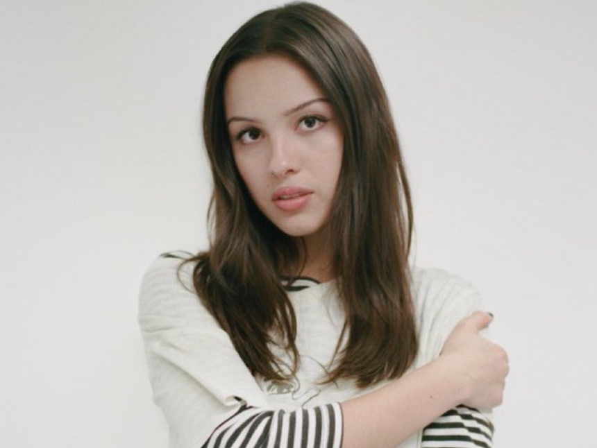 O mundo está ouvindo Olivia Rodrigo: cantora segue com 13 faixas na parada global