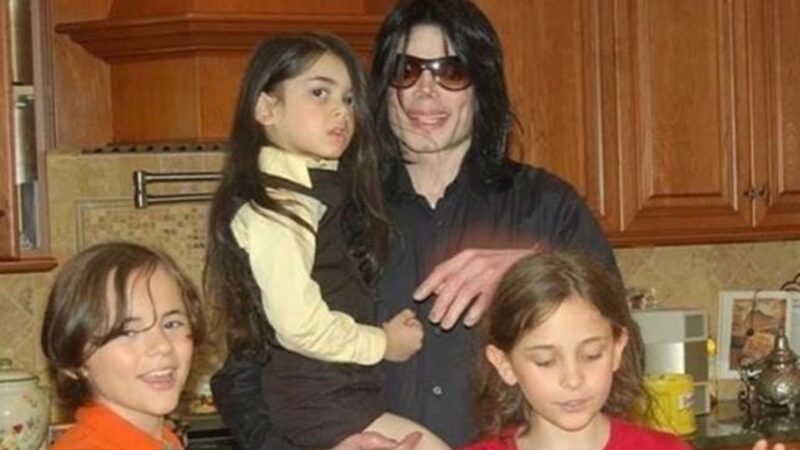 Filhos de Michael Jackson declaram guerra por disputa de fortuna de R$ 4 bilhões