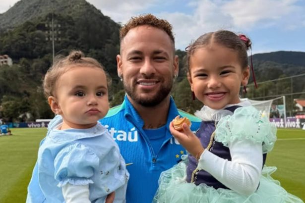 Bruna Biancardi mostra as filhas no campo com Neymar no seu retorno ao Santos