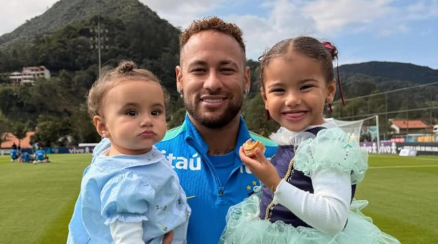 Bruna Biancardi mostra as filhas no campo com Neymar no seu retorno ao Santos