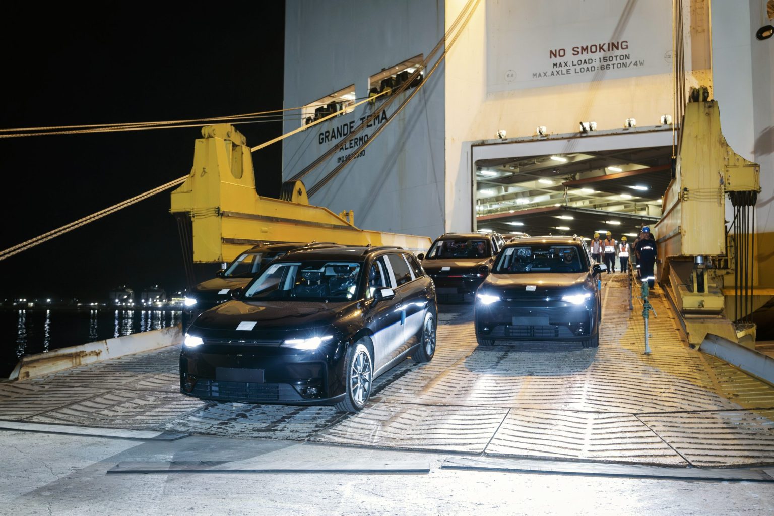 Veículos da Leapmotor desembarcados em porto brasileiro