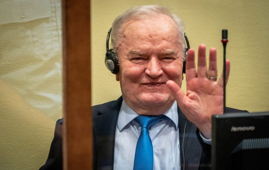 Ratko Mladic durante audiência em Haia