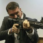 Flávio Bolsonaro com fuzil (Foto: Reprodução)
