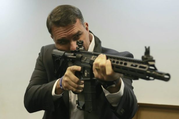 Flávio Bolsonaro com fuzil (Foto: Reprodução)