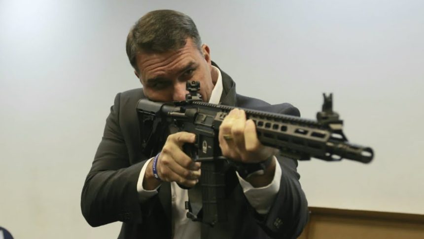 Flávio Bolsonaro com fuzil (Foto: Reprodução)