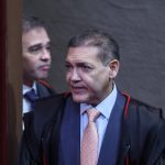 Kassio Nunes Marques e André Mendonça em sessão do TSE