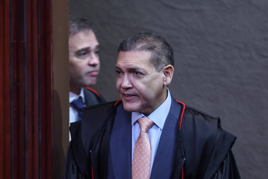 Kassio Nunes Marques e André Mendonça em sessão do TSE